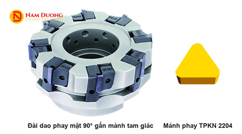 Đài dao phay mặt 90° gắn các mảnh tam giác, bên cạnh là mảnh phay TPKN 2204 màu vàng